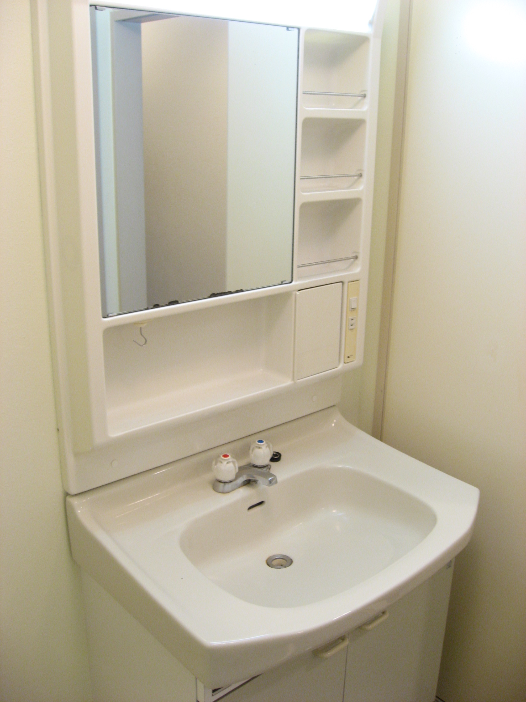 Washroom. Loose wash time in the spacious dressing room!