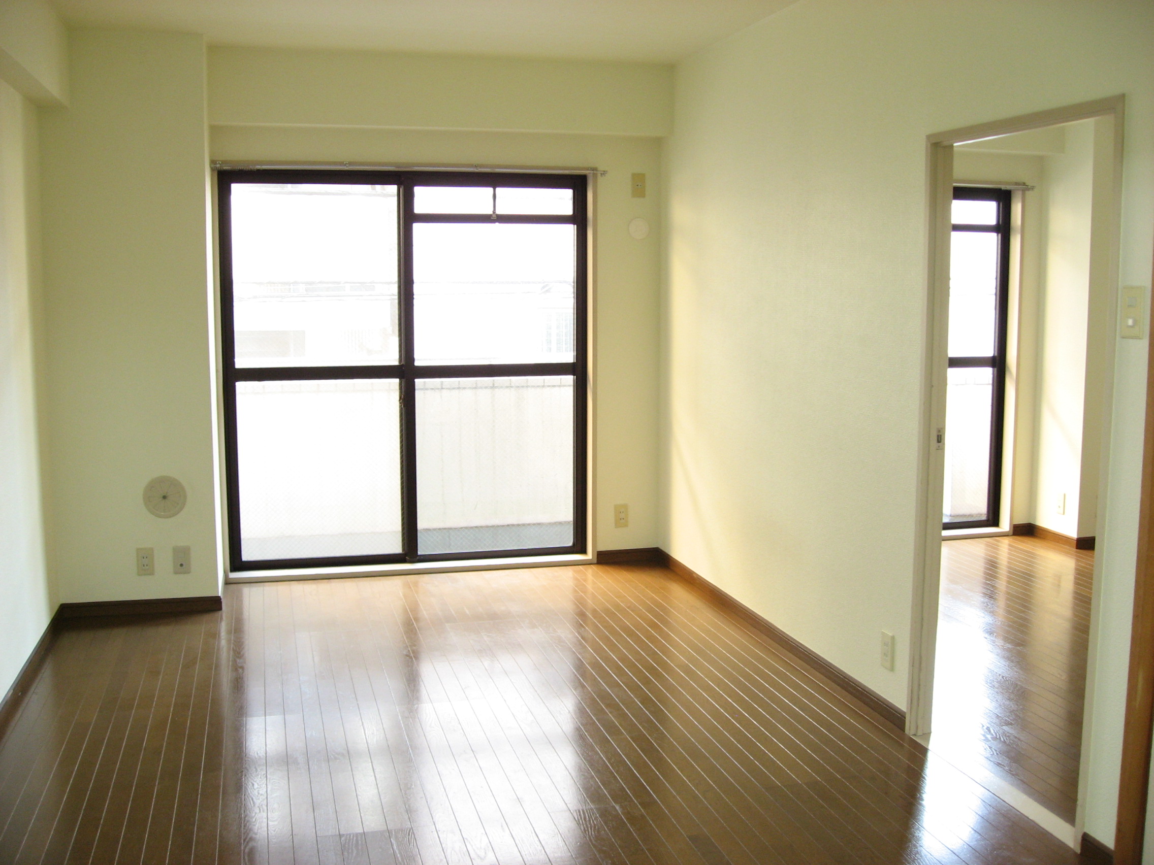 Living and room. Spacious 12 tatami LDK!