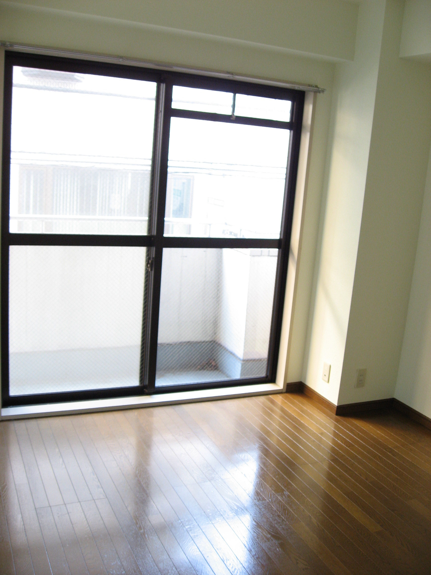 Other room space. Living room is next to the Western-style! It faces the wide balcony!