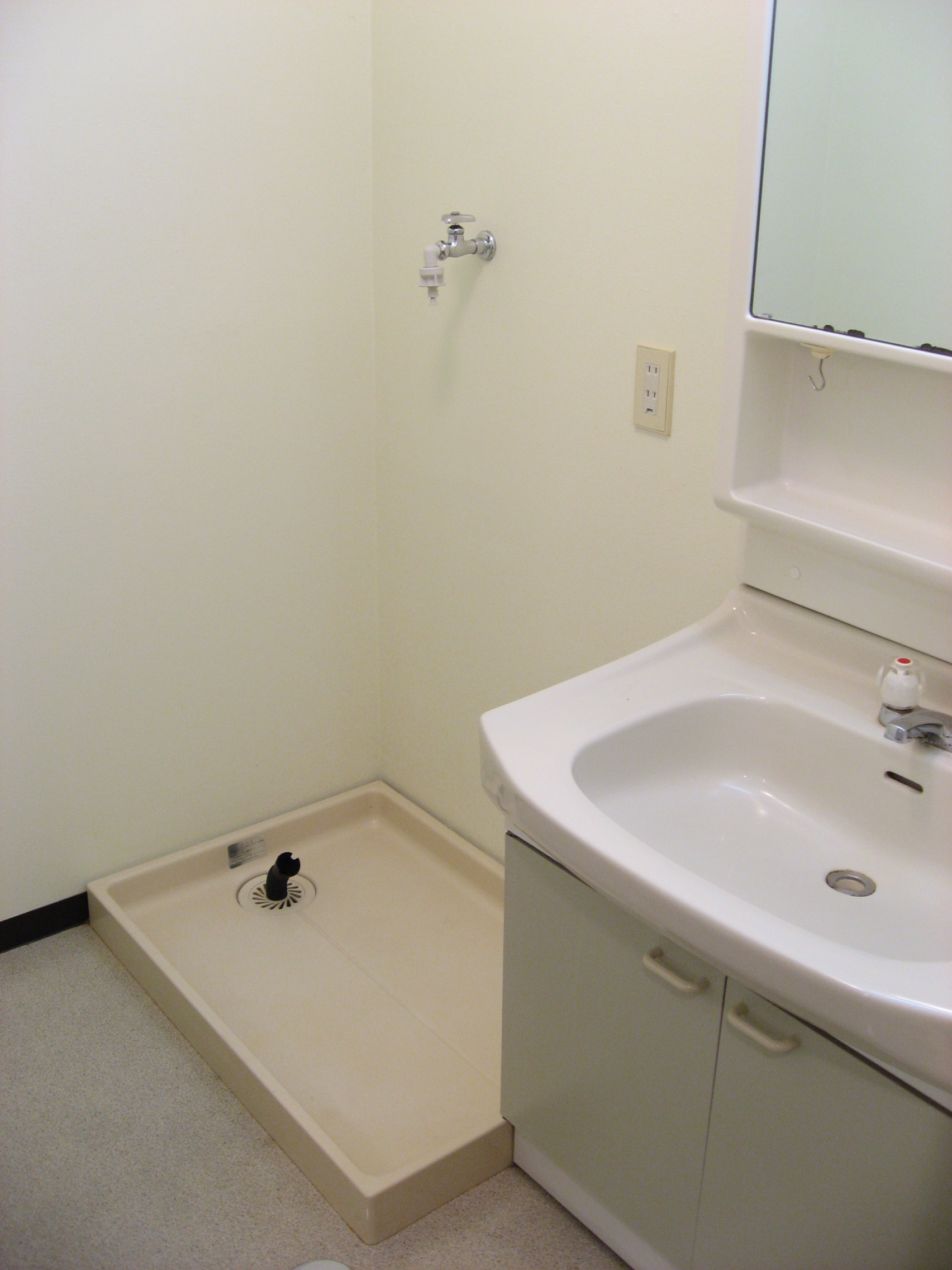 Washroom. Next to the washbasin is waterproof bread!