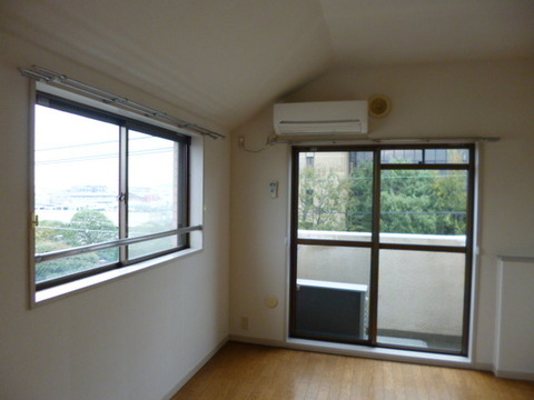 Living and room. Western-style about 6.1 Pledge. Air-conditioned one. Corner room