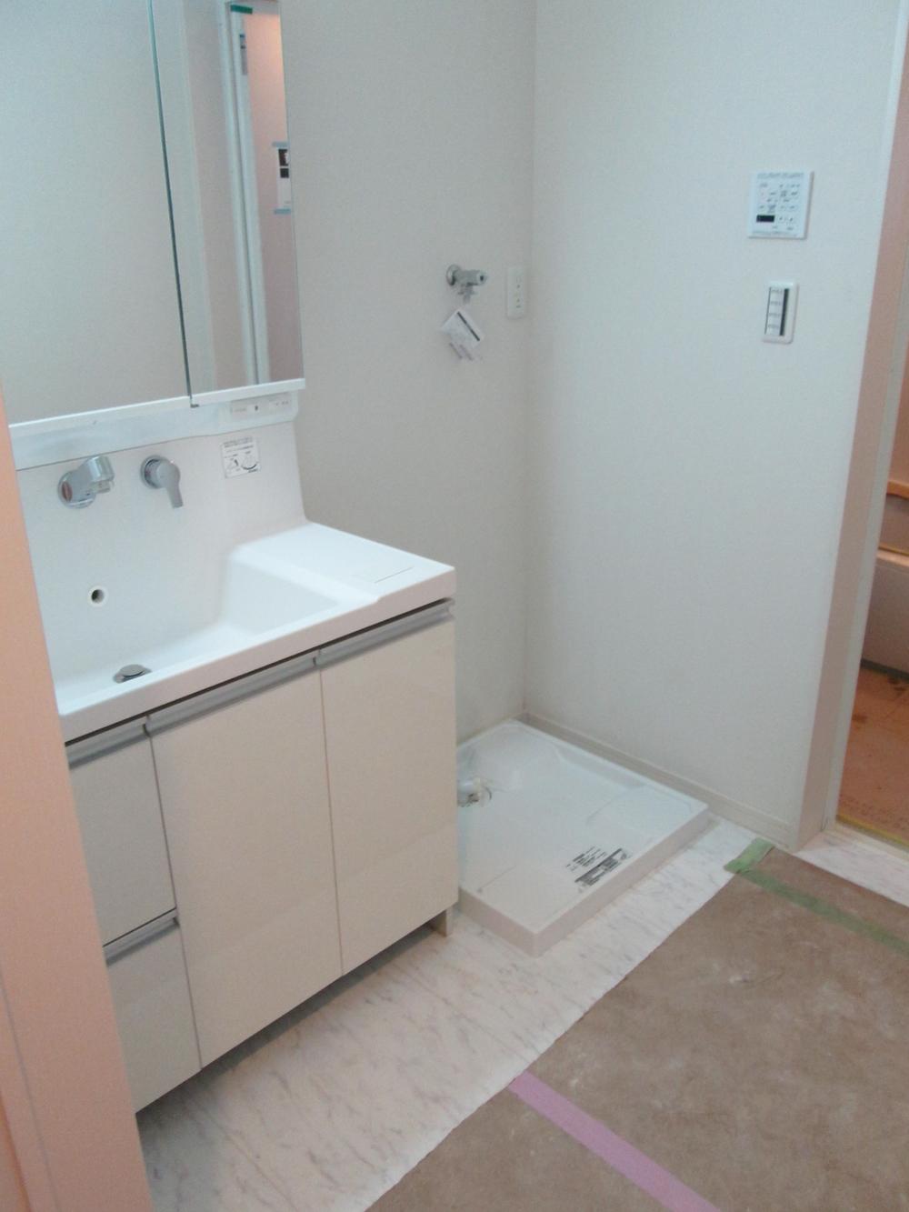 Wash basin, toilet. Indoor (September 2013) Shooting