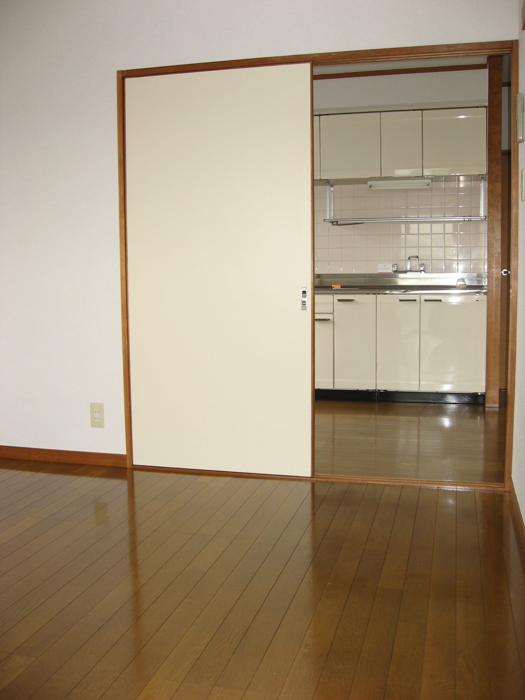 Other room space. Looking at the kitchen from Western-style ・  ・  ・ . 