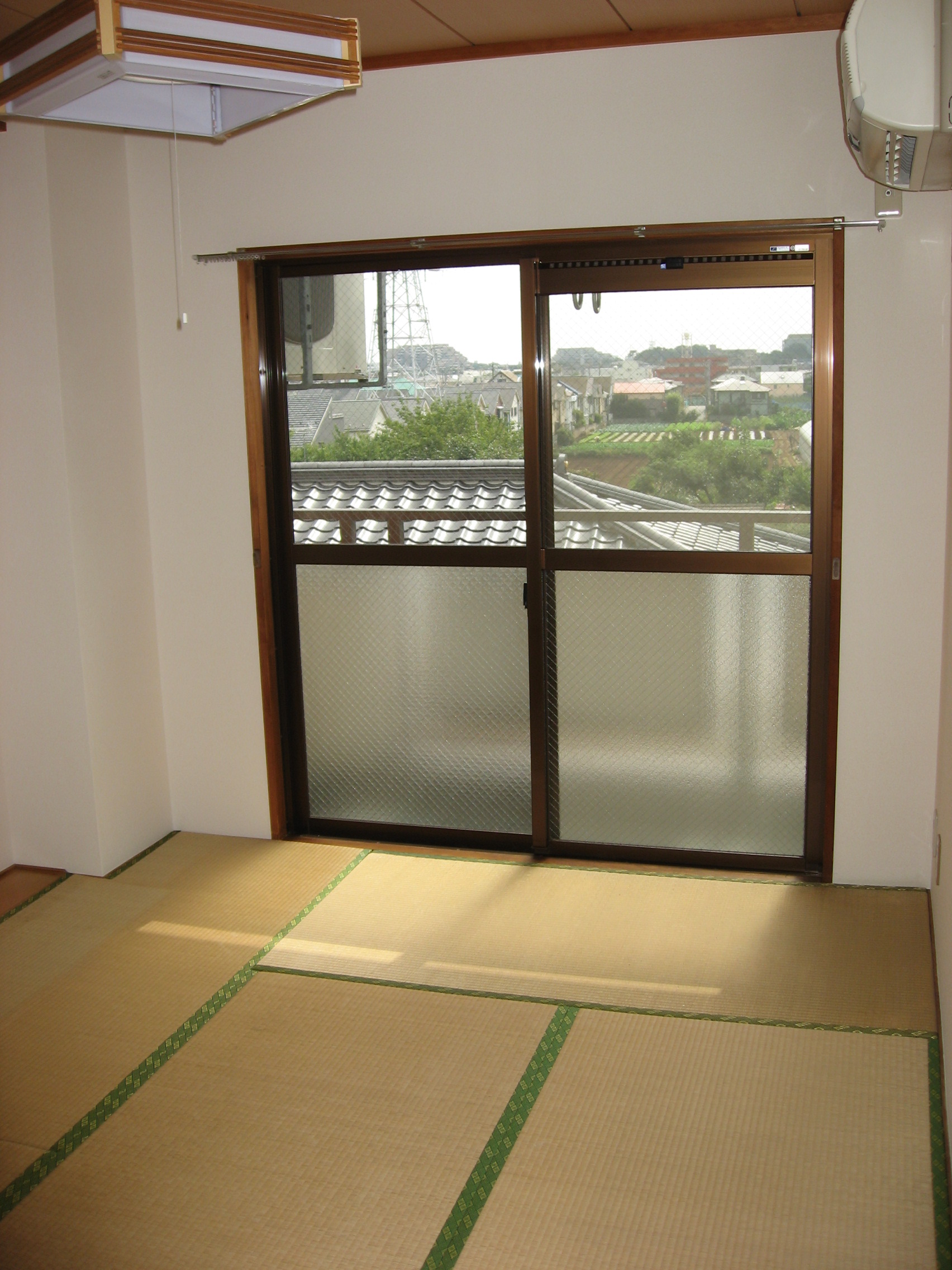 Other room space. South-facing bright tatami calm Japanese-style! Here air conditioning is! 