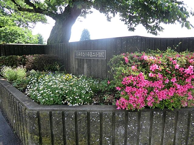 Primary school. Deng 600m until the second elementary school