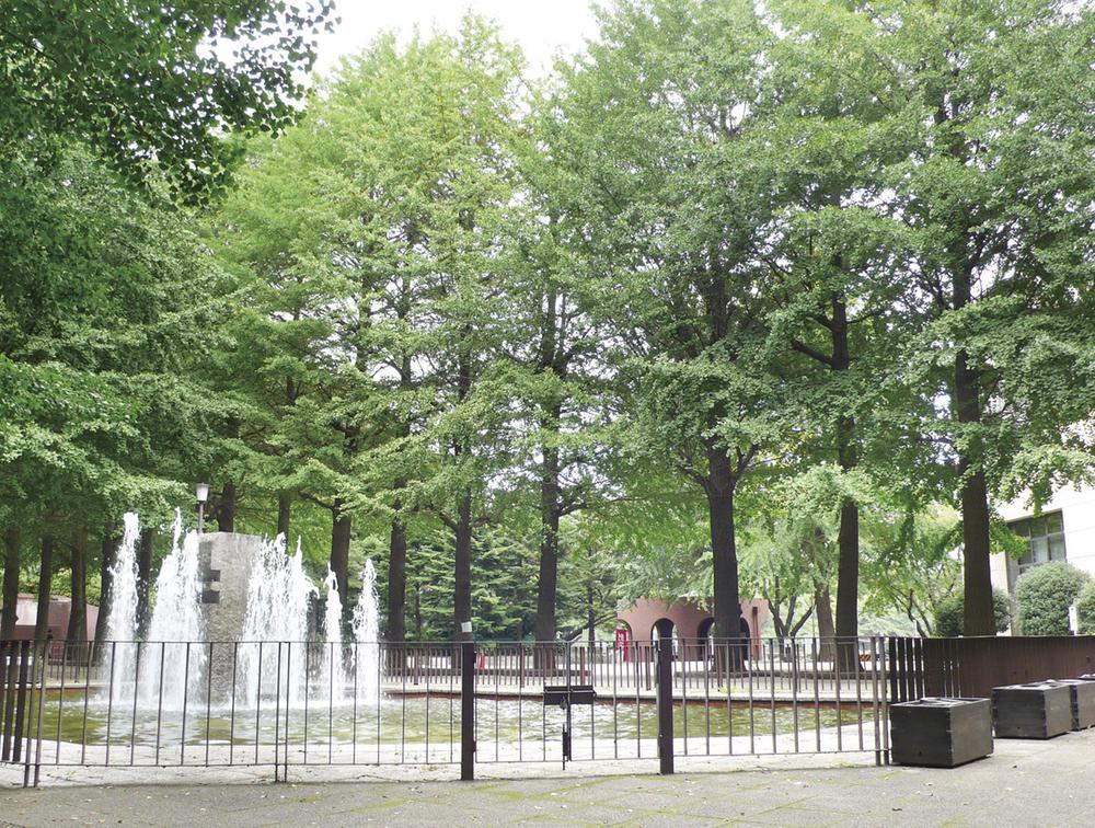 Other. Bicycle in about 7 minutes Kodaira Central Park. Spring can enjoy the cherry blossoms. Summer, such as the fountain in front of the brick of the waterfalls and ginkgo tree-lined, Popular waterfront is to children. Also, Autumn is beautiful ginkgo autumn leaves, It has become one of the visited want to become park.