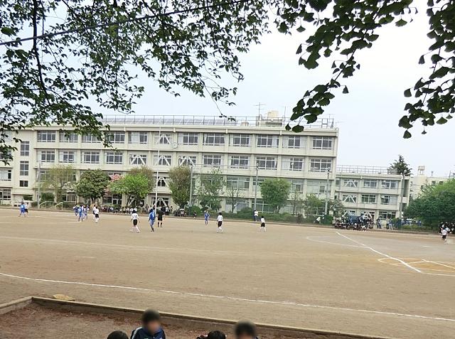 Junior high school. 550m until the second junior high school