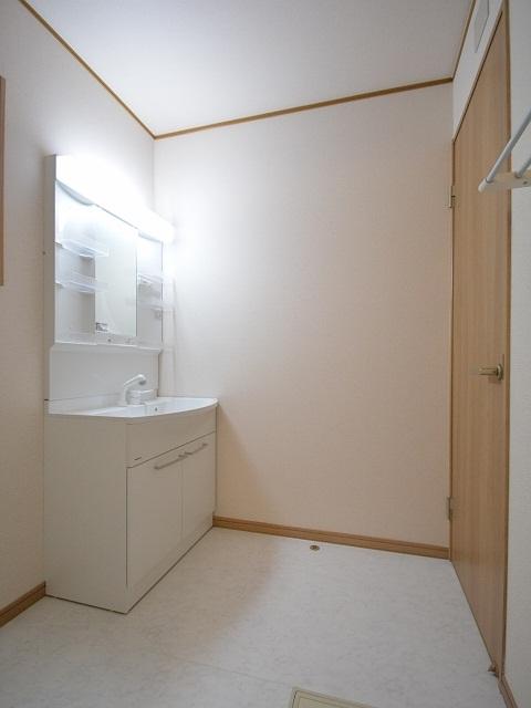 Wash basin, toilet. Building 2 Washroom