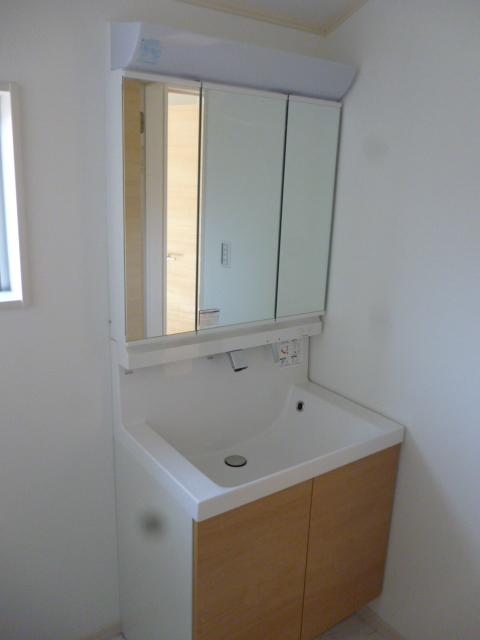 Same specifications photos (Other introspection). Wash basin is of the image that previously completed.