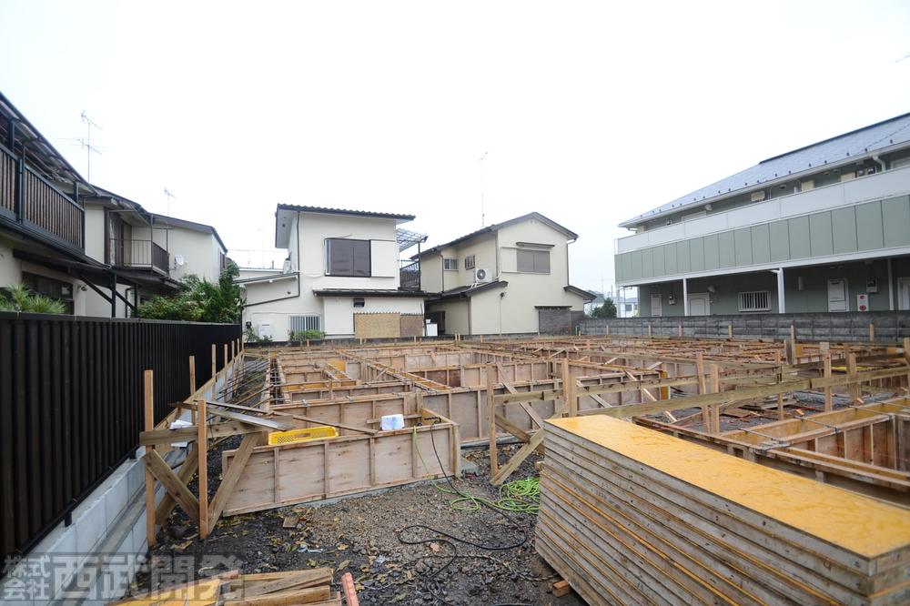 Local photos, including front road. Local (10 May 2013) Shooting Building 2