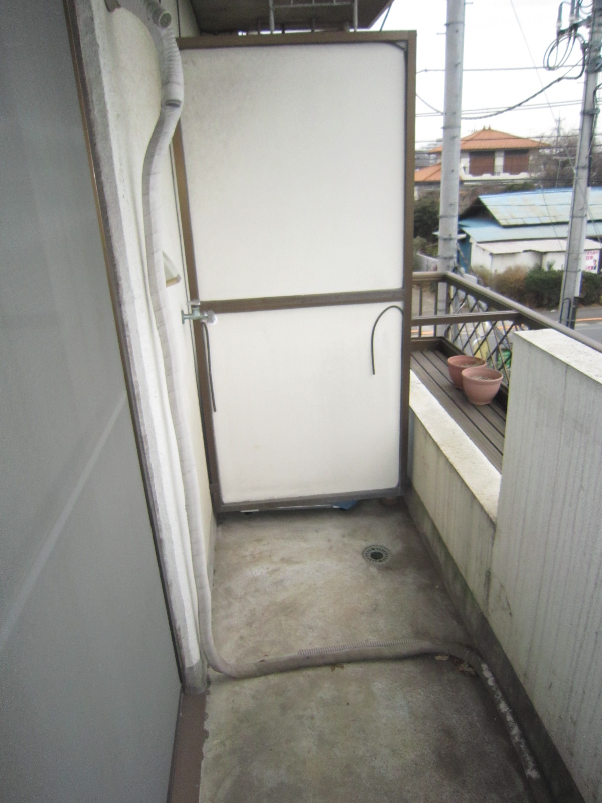 Balcony. Laundry Area is there is a space on the balcony (^ - ^)