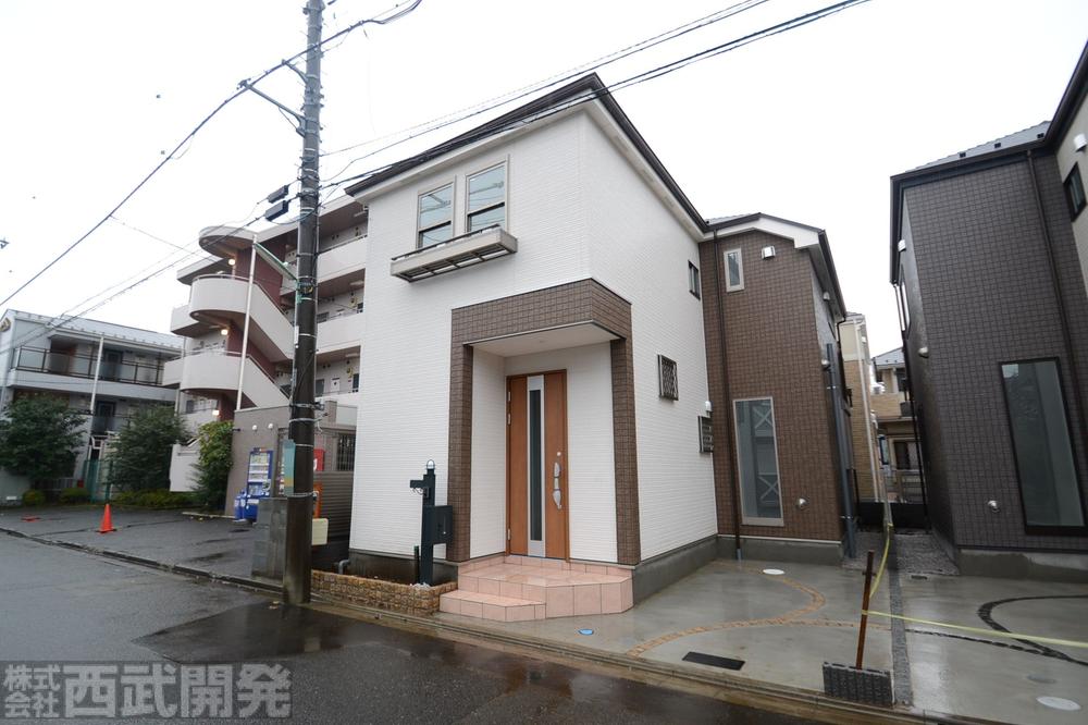 Local photos, including front road. Local (12 May 2013) Shooting 1 Building