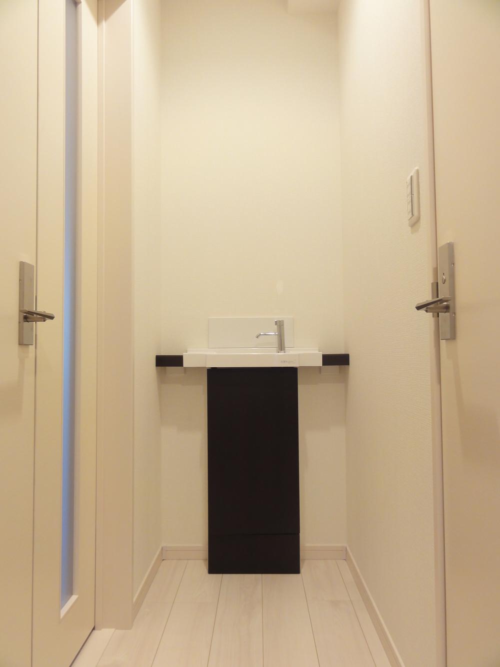 Entrance. We have with Lavatories field to the toilet front immediately to the right on the front door