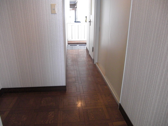 Other room space. Go to the front door from the Japanese-style room