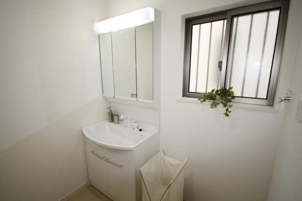 Wash basin, toilet. Indoor (10 May 2013) Shooting