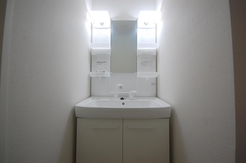 Wash basin, toilet. Building C Indoor (12 May 2013) Shooting