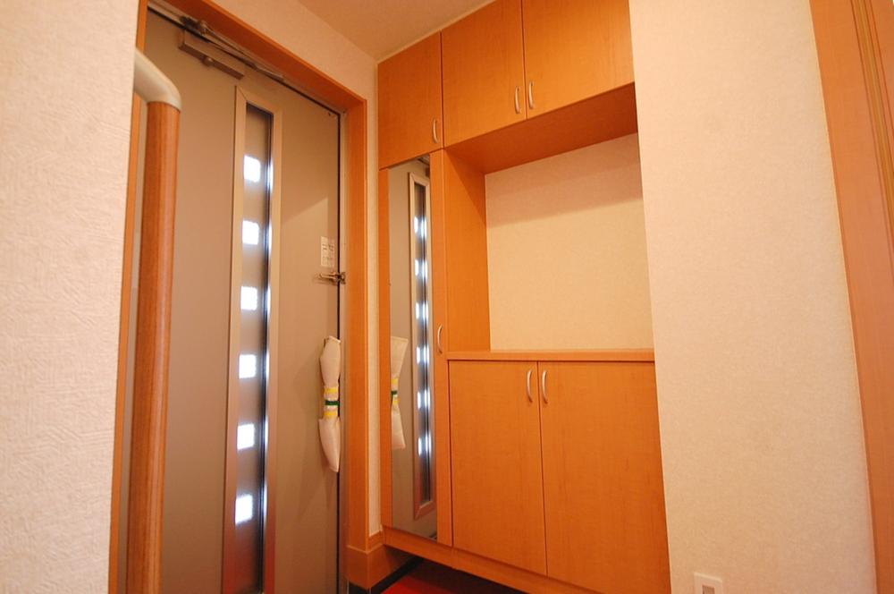 Entrance. Example of construction