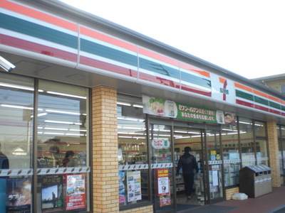 Convenience store. 800m to Seven-Eleven (convenience store)