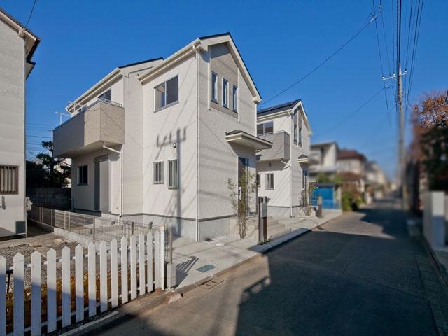 Local photos, including front road. Contact road situation and field landscape