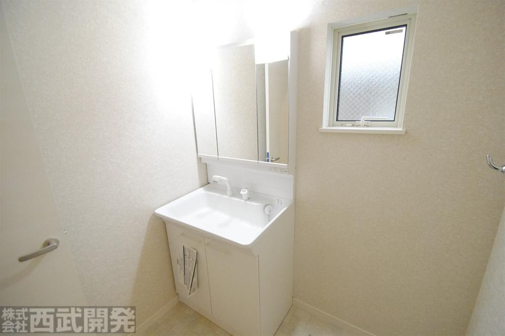 Bathroom. Shampoo dresser ・ Three sides with mirrors