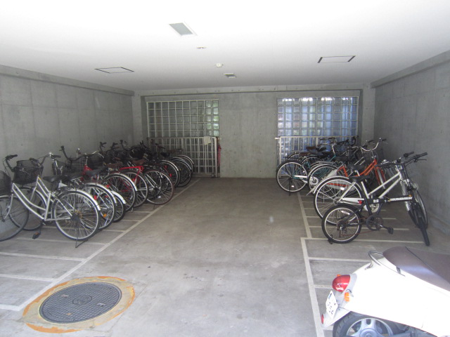 Other common areas. It puts motorcycle in 2500 yen! 