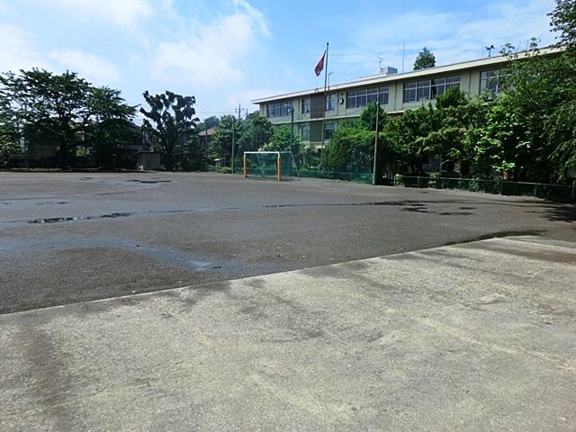 Primary school. Deng 600m until the second elementary school