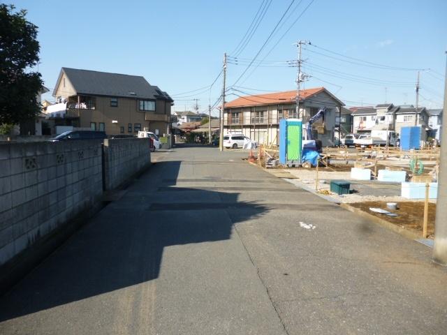 Local photos, including front road. South, 2013 November 27, shooting.