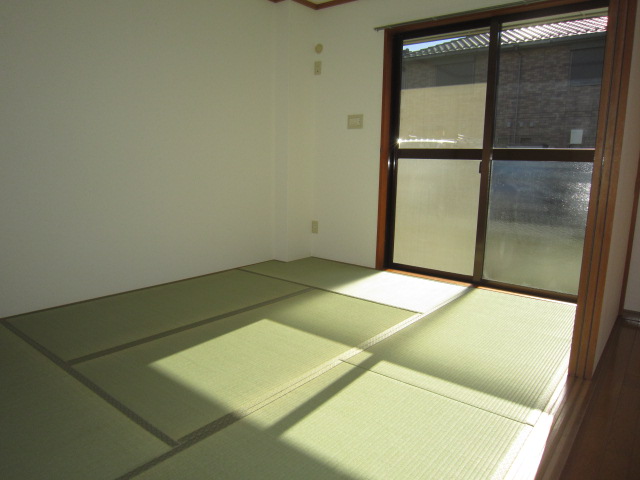 Living and room. Plenty of storage of type closet in the Japanese-style room