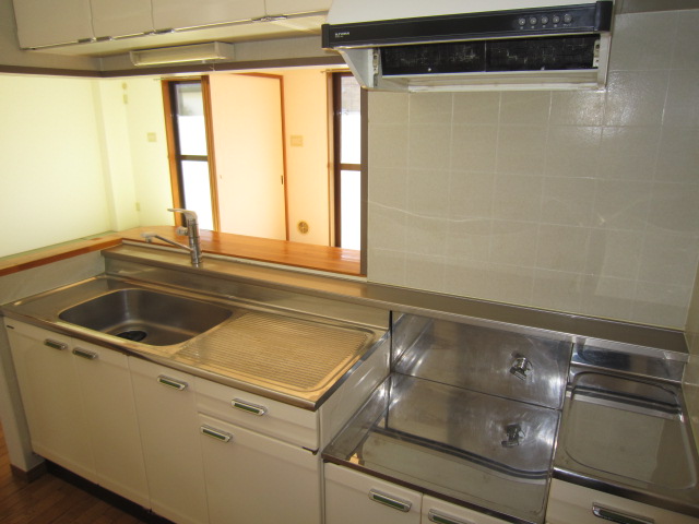 Kitchen. Does not break even family conversation with spacious counter kitchen