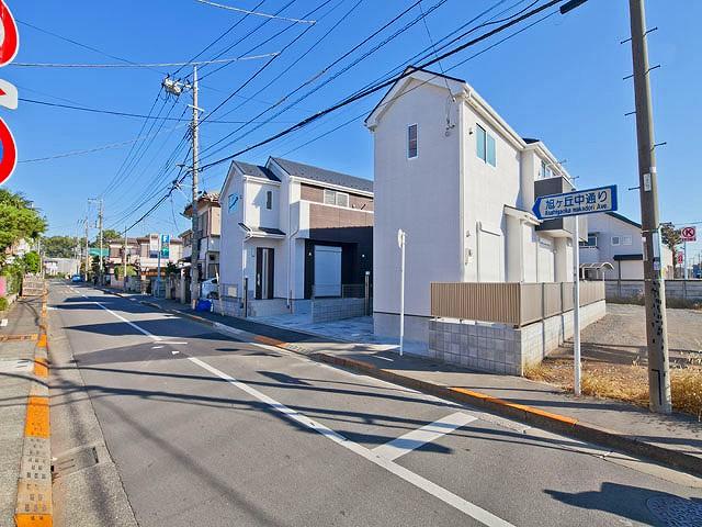 Local photos, including front road. Local (12 May 2013) Shooting