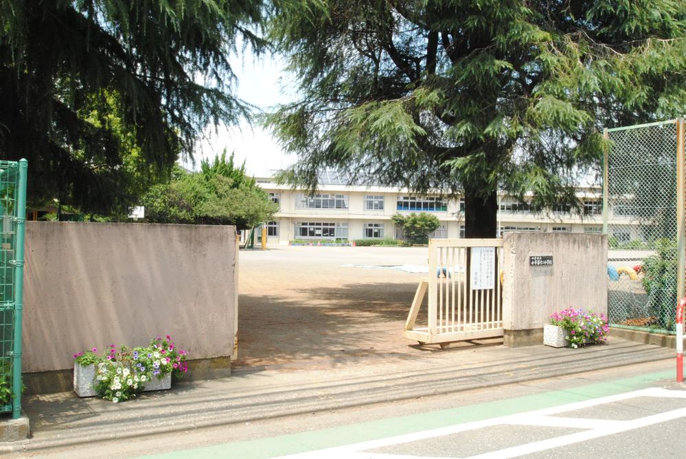 Primary school. Kodaira stand Xiaoping 350m up to the twelfth elementary school