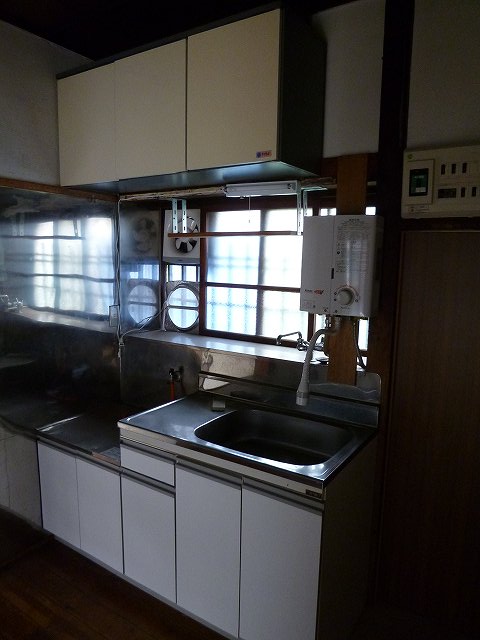 Kitchen. Two-burner gas stove installation Allowed