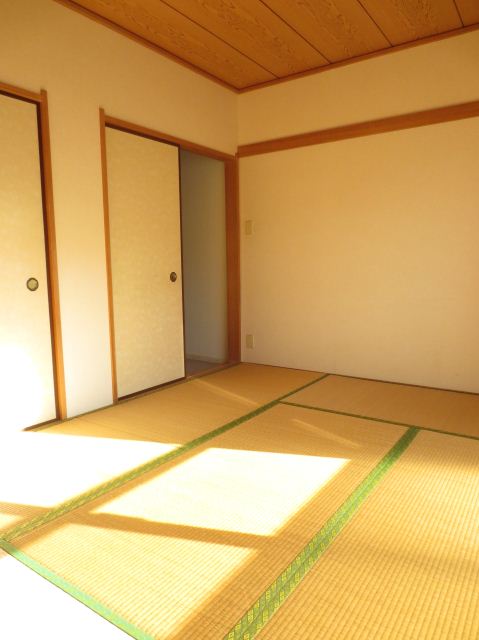 Living and room. Day is also good welcoming family gatherings Japanese-style room. 