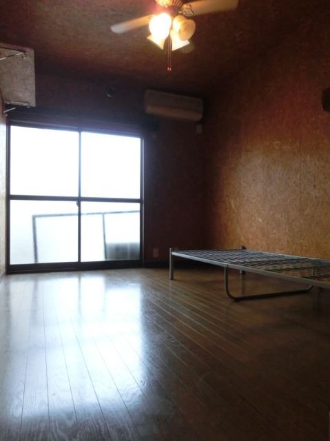 Living and room. 7 is a pledge of the room