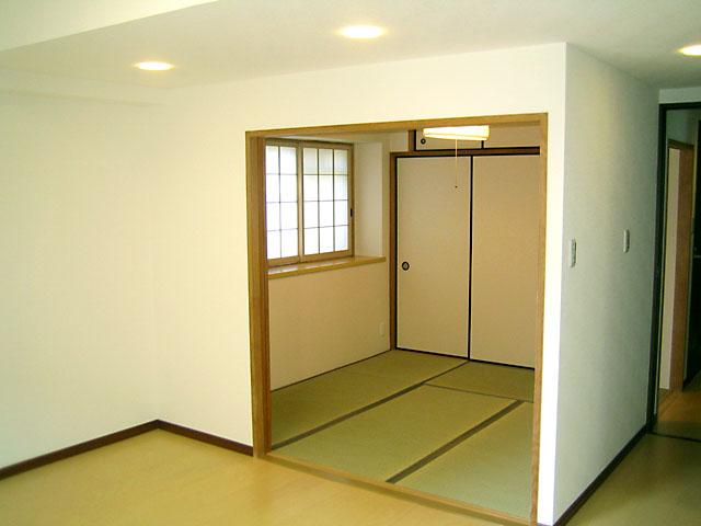 Non-living room. Japanese-style room facing the living room