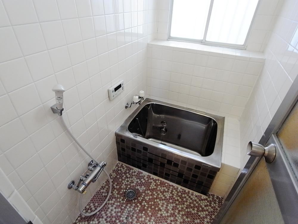 Bathroom. ○ leisurely please bath time!