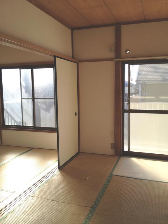 Living and room. Tatami will exchange at a later date.