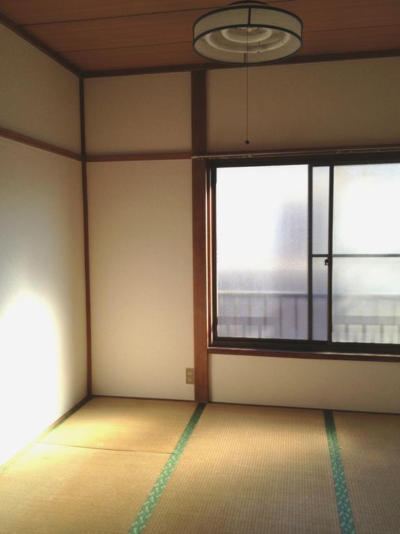 Other room space. Tatami will exchange at a later date.