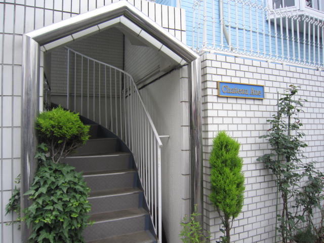 Entrance. All rooms upstairs or more! Nice spiral staircase ☆