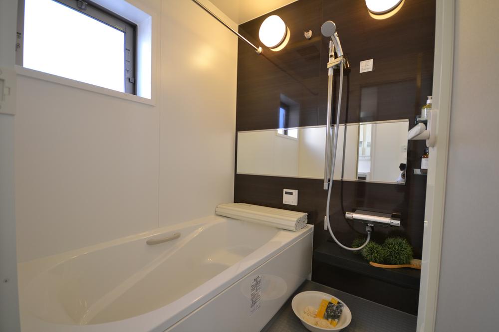 Bathroom. Please take your tired of the day with a leisurely bath Hitotsubo type.