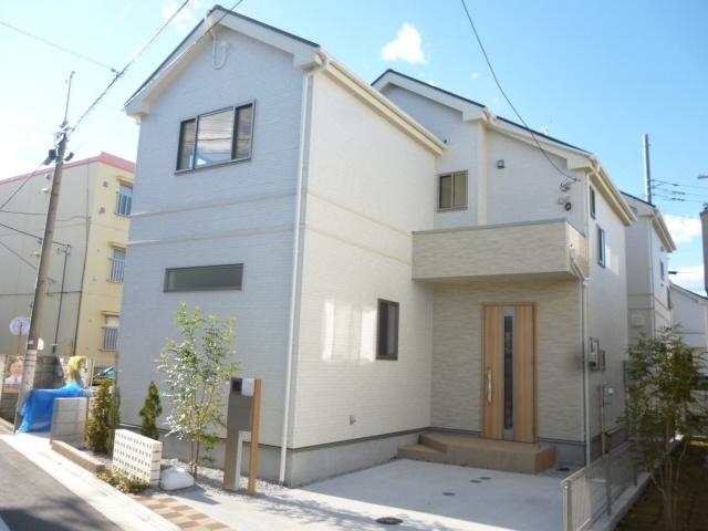 Local appearance photo. This is a simple color.