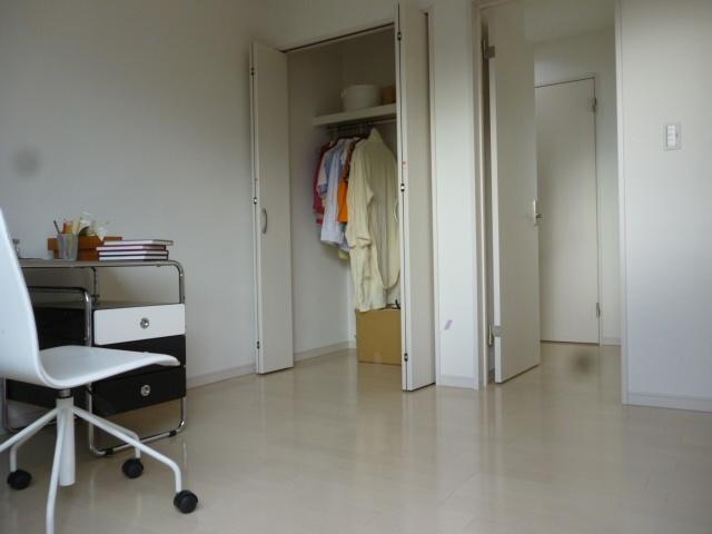 Non-living room. 6 Pledge.