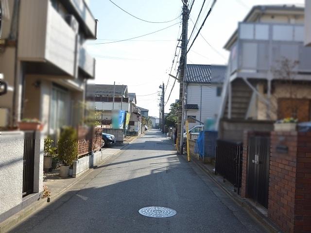 Local photos, including front road. Kodaira Hanakoganeiminami-cho 3-chome local photo Contact road 2013 / 12 / 6 shooting