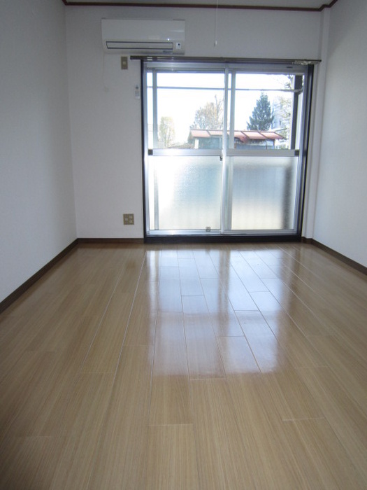 Living and room. Western-style is a 6-tatami rooms. 