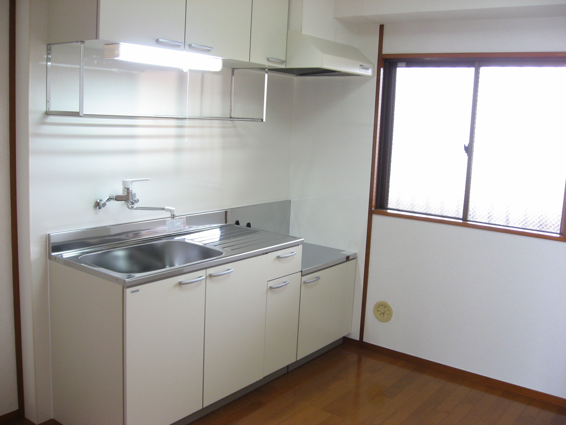 Kitchen. Adequate ventilation in the large windows of the kitchen next to!