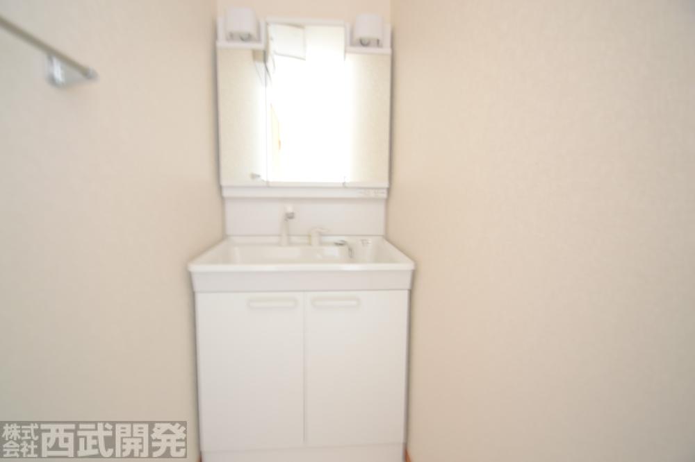Other Equipment. Shampoo dresser ・ Three sides with mirrors ・ Laundry Area