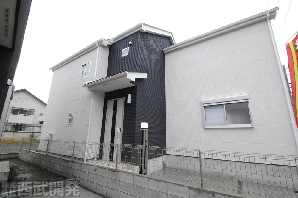 Local photos, including front road. Local (11 May 2013) Shooting Building 2