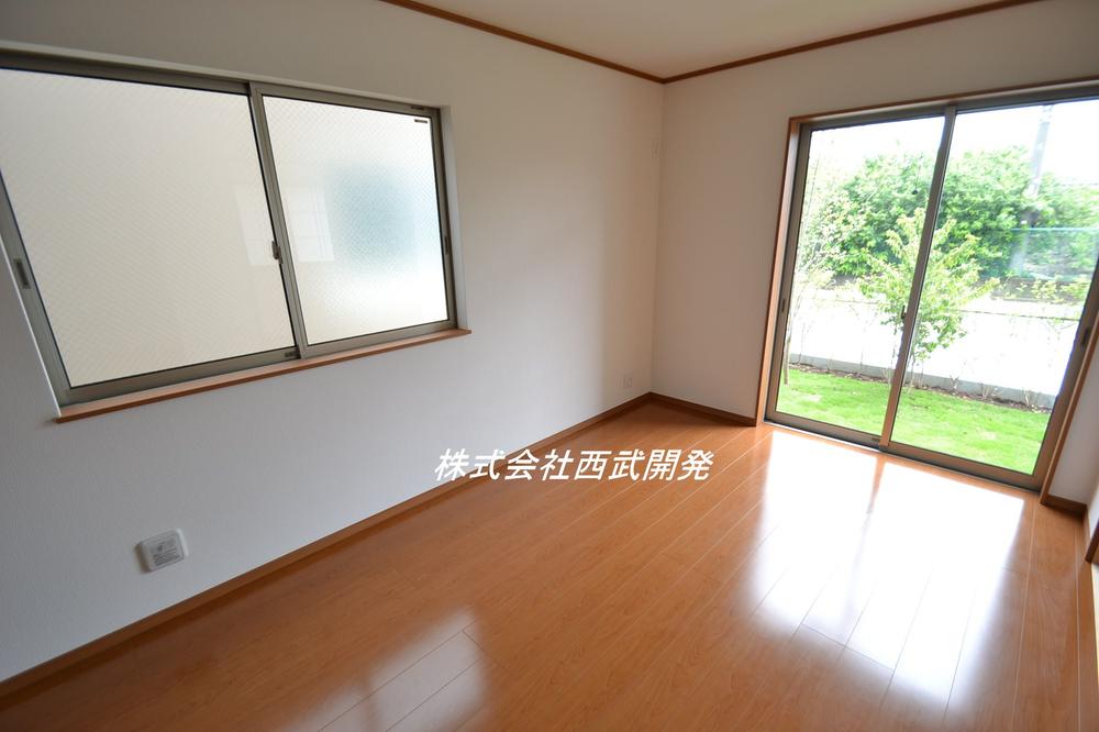 Same specifications photos (living). (Building 2) same specification