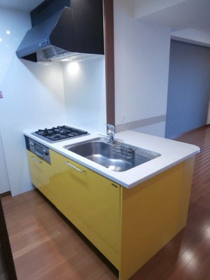 Kitchen. The top open type of counter kitchen there is a feeling of opening