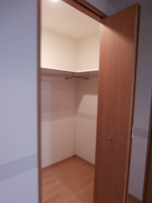 Receipt.  ☆ Spacious walk-in closet ☆